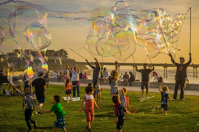 Kinder beim Basteln und Spielen auf dem Kinderfest